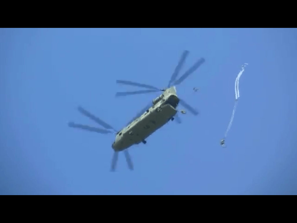 CH 47F Chinook In Action • Worlds Fastest Military Helicopter2 4 2 | Crewdaily