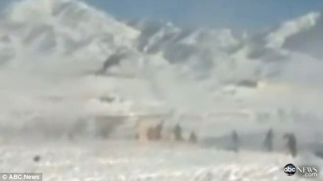 Dramatic footage shows U.S. Apache crashing in snow in Afghanistan5 1 3 2 2 | Crewdaily