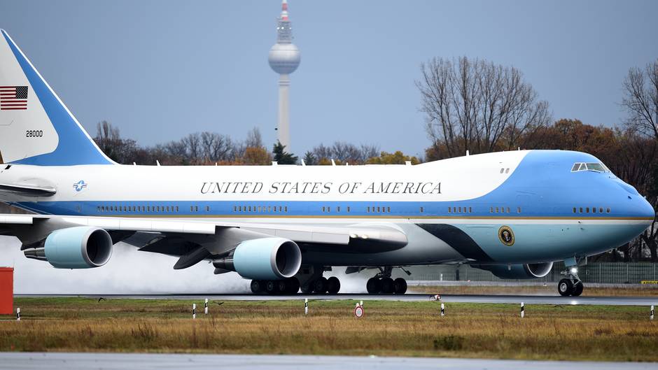 Smoke and burning smell forces Melania Trump’s aircraft | Crewdaily