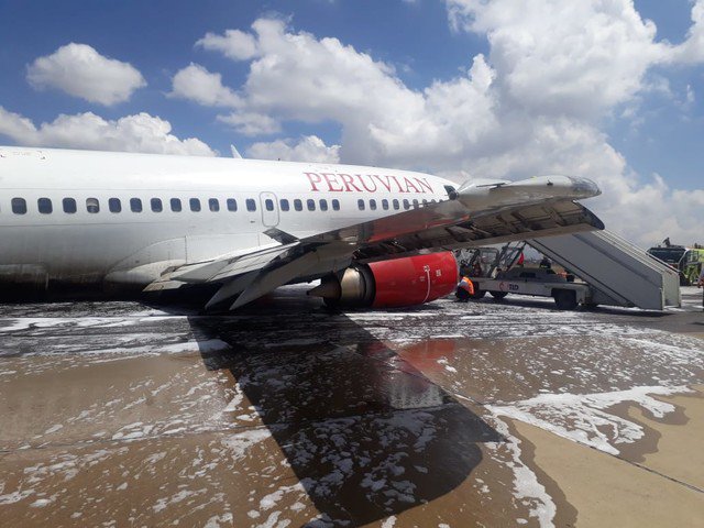 Peruvian Airlines; A Boeing 737 suffered a main gear collapse during landing at La Paz Airport in Bolivia