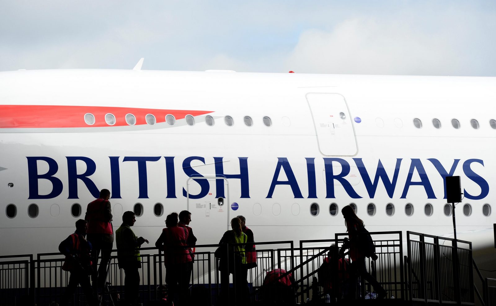 British Airways passenger kicked off flight after smuggling ‘emotional support’ cat 1 | Crewdaily