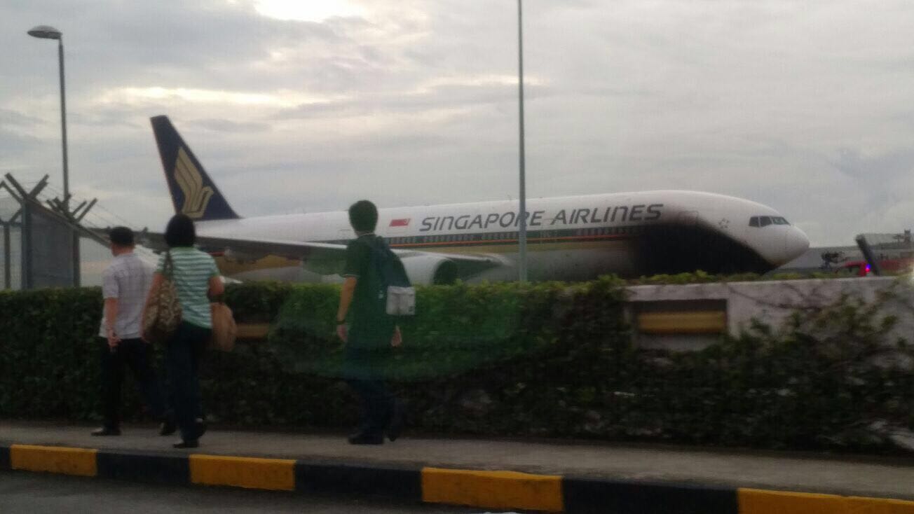 Singapore Airlines; A Boeing 777 catches fire while tow trucks towing it