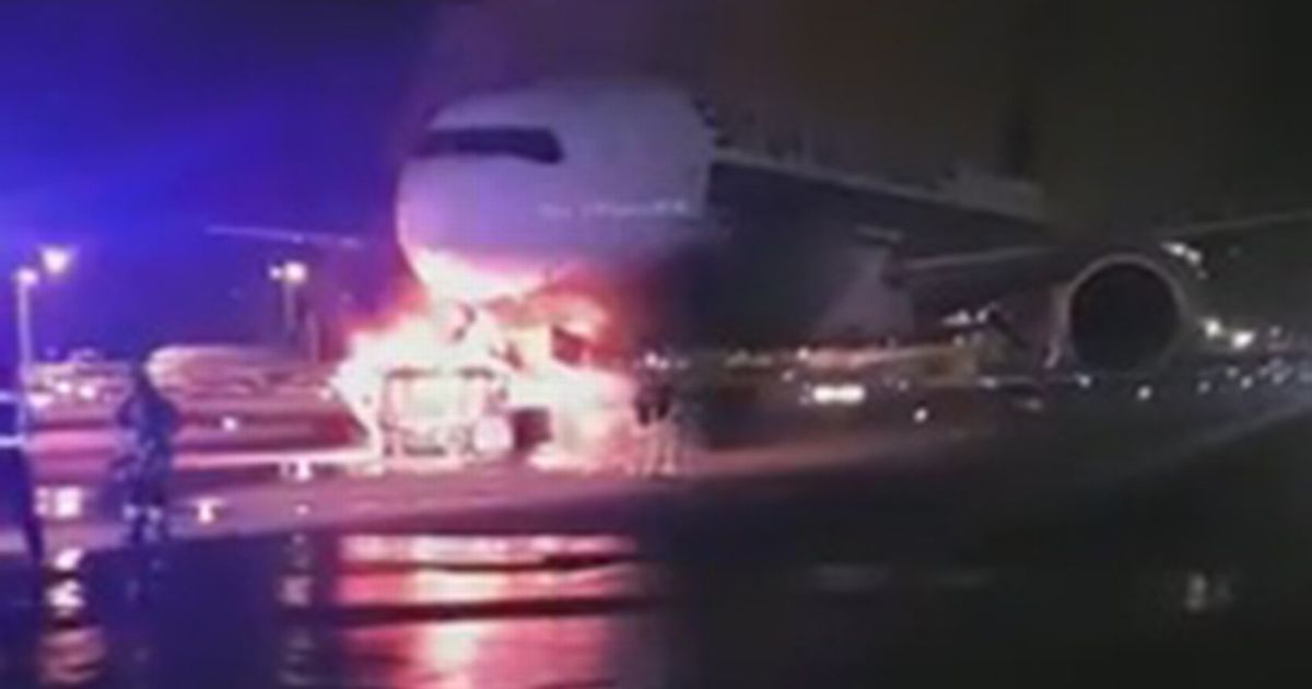 Singapore Airlines; A Boeing 777 catches fire while tow trucks towing ...