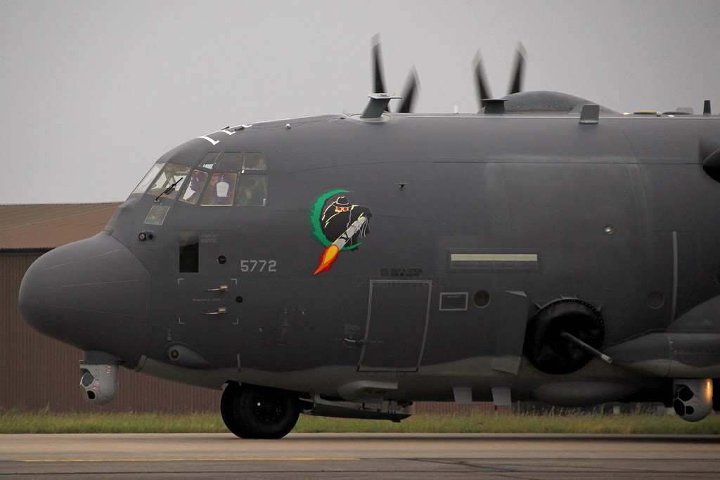 130 spectre. Lockheed AC-130. Летающая батарея Lockheed AC-130. AC-130w Stinger II. Локхид АС 130 спектр.