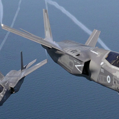 Comparison of F-35 Lightning II VS F-22 Raptor - Crew Daily