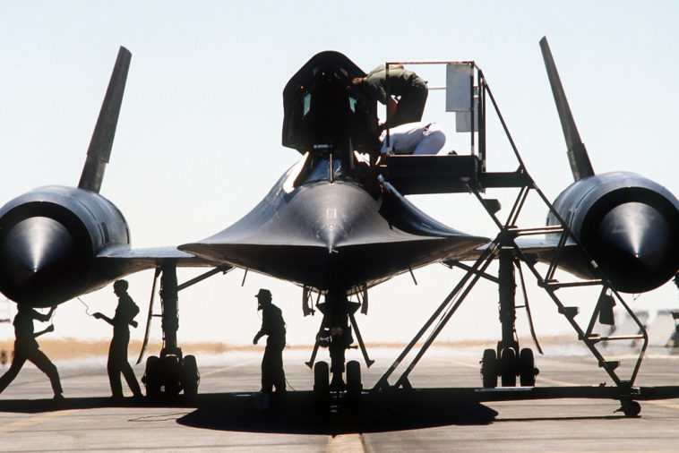 Surprising Facts You Didn't Knew About Lockheed SR-71 Blackbird - Crew ...