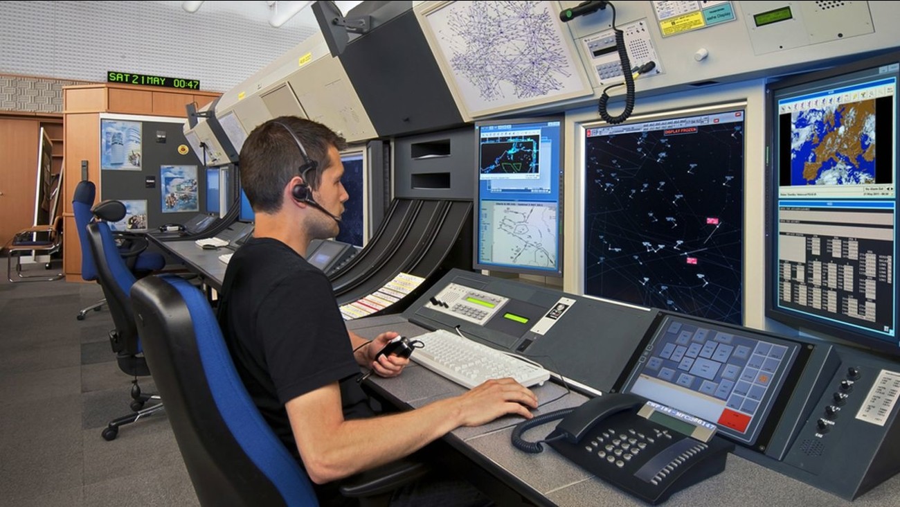 Air Controller Control Air Traffic