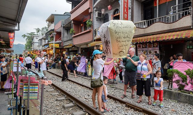 Releasing Sky Lanterns On Pingxi Old Street | Crewdaily