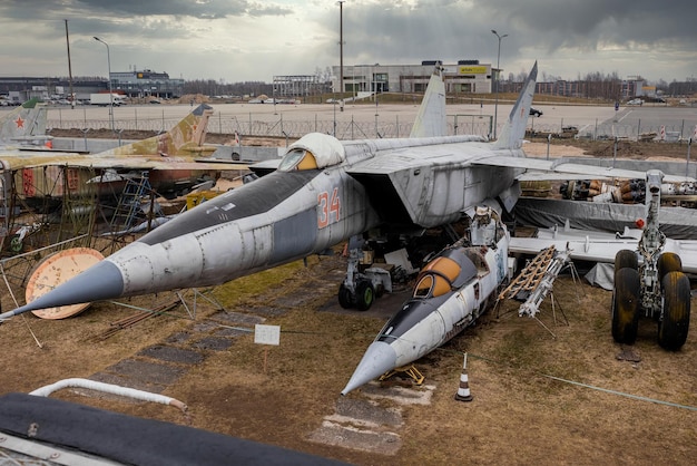 Photo riga, latvia - march 6, 2021: detail of the mikoyan mig 25 rbs reconnaissance aircraft, nato code name 'foxbat d', displayed at the riga aviation museum