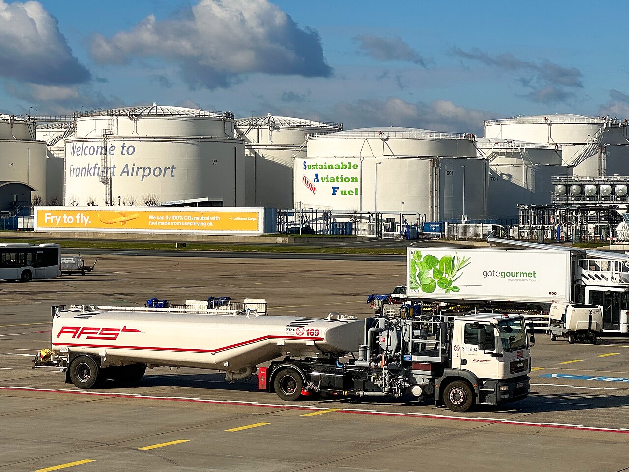 Sustainable Aviation Fuel: Where Things Stand in 2026 2 Infographic showing different SAF feedstock pathways including used cooking oil, agricultural waste, municipal solid waste, and power-to-liquid synthesis