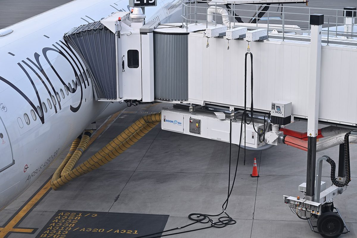 Why Plane Cabins Are Always Freezing (and Boiling at the Gate) 5 An airliner connected to a jet bridge at the gate before departure