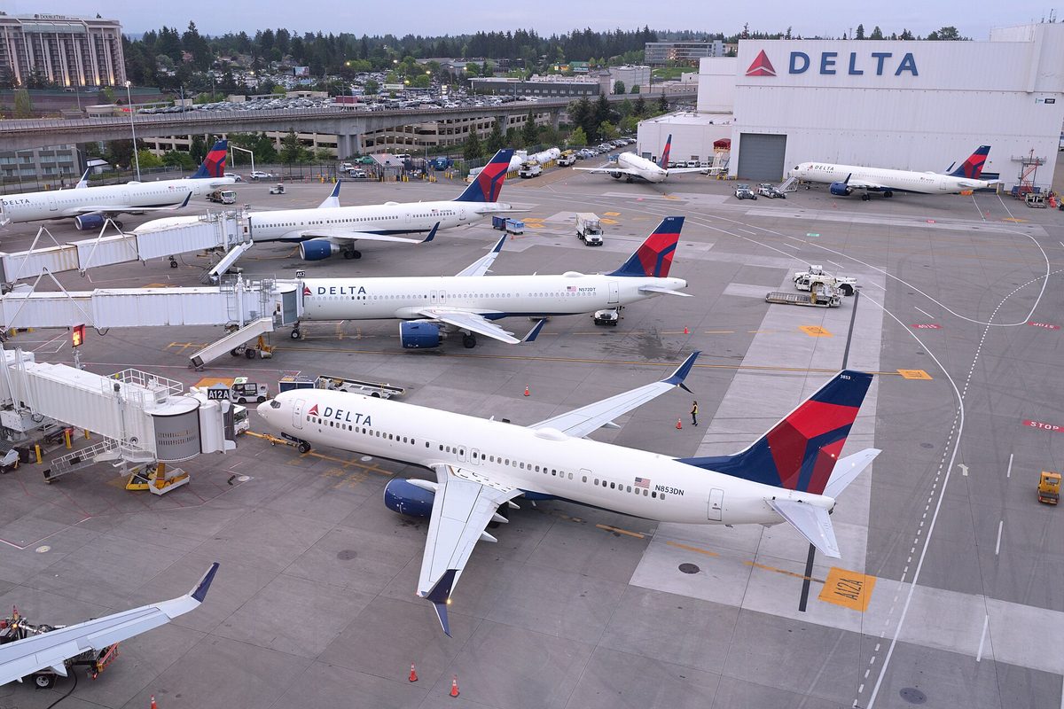 Why Plane Cabins Are Always Freezing (and Boiling at the Gate) 7 Airliners parked on stand with ground equipment connected