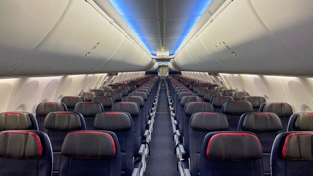 A Boeing 737’s Ceiling Collapsed on Passengers Mid-Climb. Here’s What Really Happened (and Why the Jet Was 30 Years Old) featured sepehran 737 cabin | Crewdaily