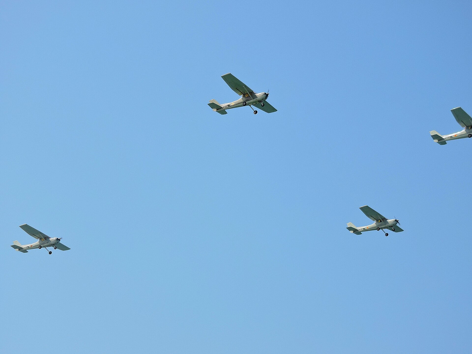 Does a Student Pilot Certificate Expire? What It Lets You Do 1 A Cessna 150 training aircraft parked on grass