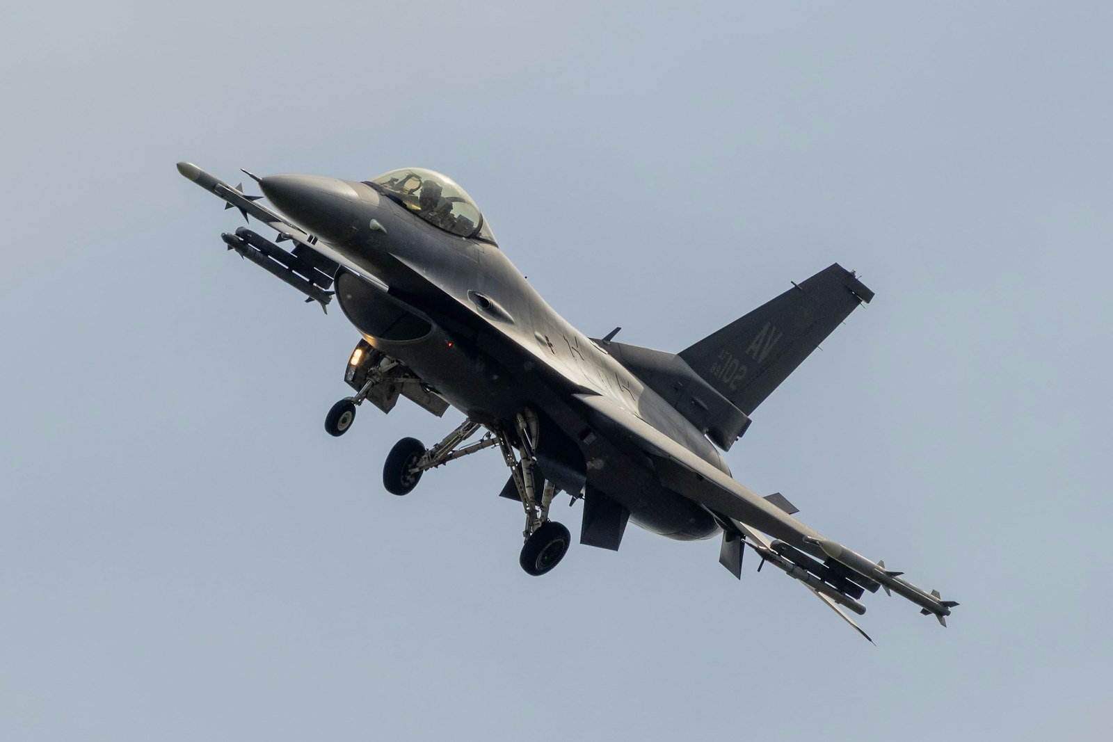 How Stealth Actually Works, and What Fifth Generation Really Means 3 An F-16 with missiles and drop tanks on external pylons, each one adding radar return
